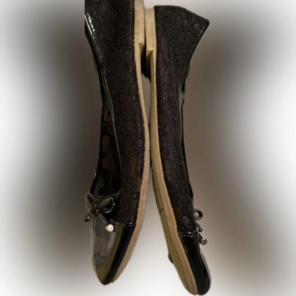 American Eagle - Black patent leather flats with black embroidery, 3.5 big girl